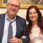 ALT: "Eredità di Sandra e Raimondo: dettagli su chi ha ricevuto il loro patrimonio e le motivazioni."