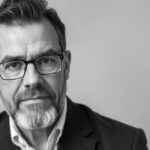 "Immagine di Mauro Corona, opinionista di Carta Bianca, mentre discute del suo patrimonio e dei guadagni sorprendenti."