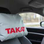 "Messaggi autostradali in Francia informano sulla sostituzione degli airbag Takata difettosi per garantire la sicurezza stradale."