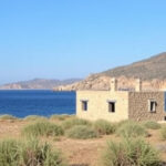 ALT: "Finanziamenti fino a 300 mila euro per alberghi diffusi in Sardegna, opportunità per il turismo locale."