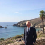"Evento commemorativo a Pantelleria in onore di Giorgio Armani, un gesto di gratitudine per il suo contributo alla moda."