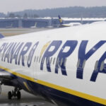 "Ryanair denuncia ritardi aerei in Gran Bretagna e critica NATS, con email del ministro."