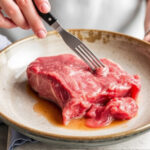 ALT: "Carne tenera e saporita preparata con friggitrice ad aria: consigli e tecniche per risultati perfetti."
