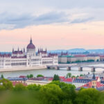"Immagine del Tourism Summit 2025 a Budapest, incentrato su digitalizzazione, sostenibilità e MICE."