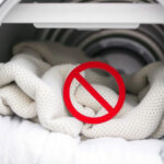 ALT: "Coperte non lavate in lavatrice: rischio di accumulo di germi e batteri."