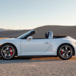 "Immagine di Gerry Scotti con la sua Porsche 911 Carrera, simbolo di eleganza e stile."