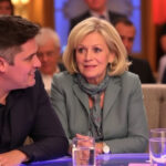 ALT: "Concorrenti di Amici chiedono supporto a Maria De Filippi in un momento inaspettato."