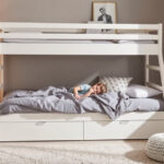 "Letto pieghevole economico IKEA: innovazione per il riposo domestico."