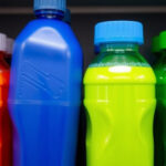 "Immagine che illustra innovazioni sostenibili nel riciclo delle bottiglie di plastica per un futuro ecologico."