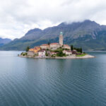 "Isola Santa, borgo di pietra tra le Alpi Apuane, riflesso nel lago"