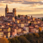 ALT: "Todi in autunno: un borgo umbro avvolto da colori fiabeschi e storici."