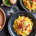 ALT: "Pasta con crema di zucca, taleggio e pancetta croccante: un delizioso piatto autunnale da gustare."