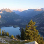 "Il Lago di Pilato nei Monti Sibillini: un'incantevole bellezza naturale avvolta da leggende."