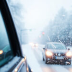 "Applicazione di dentifricio sullo specchietto dell'auto per migliorare la visibilità in inverno."