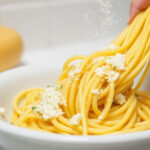 "Immagine che illustra i rischi di scolari la pasta nel lavandino, evidenziando i danni alle tubature."