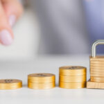 ALT: "Consigli pratici per prelevare contante in sicurezza e proteggere i tuoi soldi."