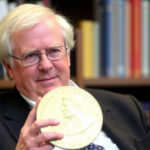 "Simon Johnson, Premio Nobel, avverte di una crisi economica imminente peggiore del 2008."