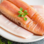 "Surimi: ingredienti e rischi del finto granchio, analisi per una scelta consapevole."