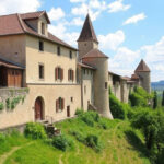 "Scorcio di un borgo medievale immerso nella natura, ideale per un weekend da film."