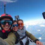 "Selfie in volo rivela volto misterioso che sorprende tre amiche"