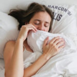 "Consigli per ammorbidire lenzuola rigide dopo il lavaggio per un sonno migliore."