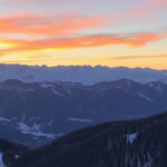 ALT: "Inverno a Foppolo: divertimento sulla neve con sci, snowboard e slittino a prezzi accessibili nel borgo alpino."