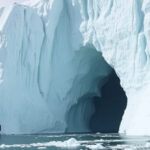 "Immagine delle cascate di sangue in Antartide, un laboratorio biologico unico che offre spunti per futuri sviluppi scientifici."