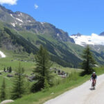 "Sciare tra Lombardia e Trentino: panorami mozzafiato e piste senza fine per una vacanza all'insegna del relax."