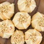 "Canederli artigianali con formaggio, speck e grano saraceno: ricetta tradizionale"