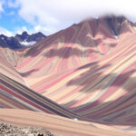 "Vista panoramica della Montagna Arcobaleno a Vinicunca, evidenziando i suoi colori straordinari durante un trekking."