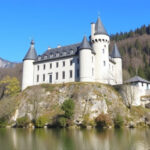 "Castel Toblino, suggestivo castello del Trentino che si riflette nel lago, ideale da visitare in primavera."
