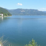 ALT: "Vista panoramica del Lago di Tenno e del borgo di Canale, un'escursione che unisce natura e storia."