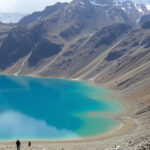 "Vista del lago Roopkund nell'Himalaya, famoso per i suoi scheletri misteriosi e le sfide alla scienza contemporanea."