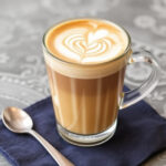 "Preparazione del caffè cremoso con moka usando il metodo del 15 per un gusto da bar."