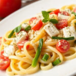 ALT: "Pasta con speck e zucchine: un piatto veloce e gustoso per un pranzo soddisfacente."