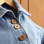 "Lavare i nuovi abiti prima di indossarli per prevenire irritazioni cutanee e allergie."