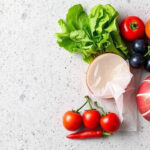 "Immagine che illustra cibi e oggetti quotidiani contenenti plastica da evitare per una vita sana."