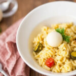 "Risotto cremoso con melanzane e provola affumicata, un piatto ricco di sapori da scoprire."