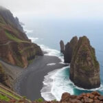 ALT: "Sentieri panoramici di Madeira: esplora la natura e l'oceano in un viaggio indimenticabile."