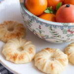 "Strangolapreti trentini: piatto rustico a base di pane, simbolo di sostenibilità culinaria."