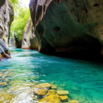 "Scorcio del canyon nascosto vicino a Trento, dove acqua e roccia si fondono in un paesaggio storico."