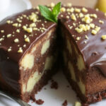 "Torta al cioccolato con pere, nocciole e cardamomo, un dolce delizioso e aromatico."