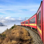 "Treno panoramico sulle ferrovie italiane che attraversano le montagne più alte"