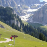 ALT: "Vigo di Fassa, un incantevole villaggio ladino nelle Dolomiti, circondato da paesaggi naturali mozzafiato."
